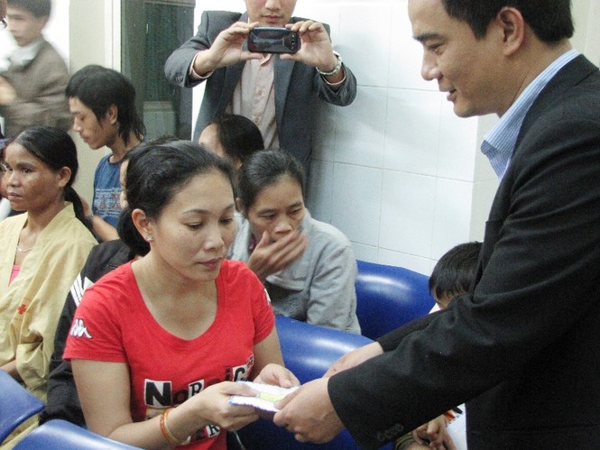 Trao quà Tết cho bệnh nhi và công nhân môi trường - ảnh 2